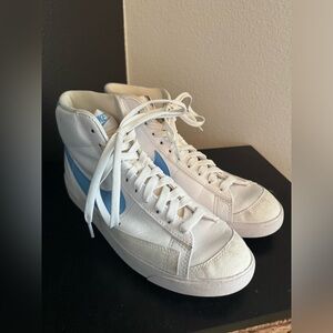 Nike Blazer Mid '77
White/University Blue
Size 9
Women's Shoes